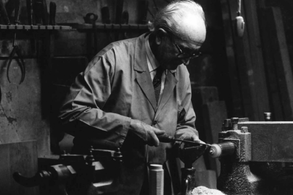 Giovanni Sacchi al tornio. Ph Toni Nicolini